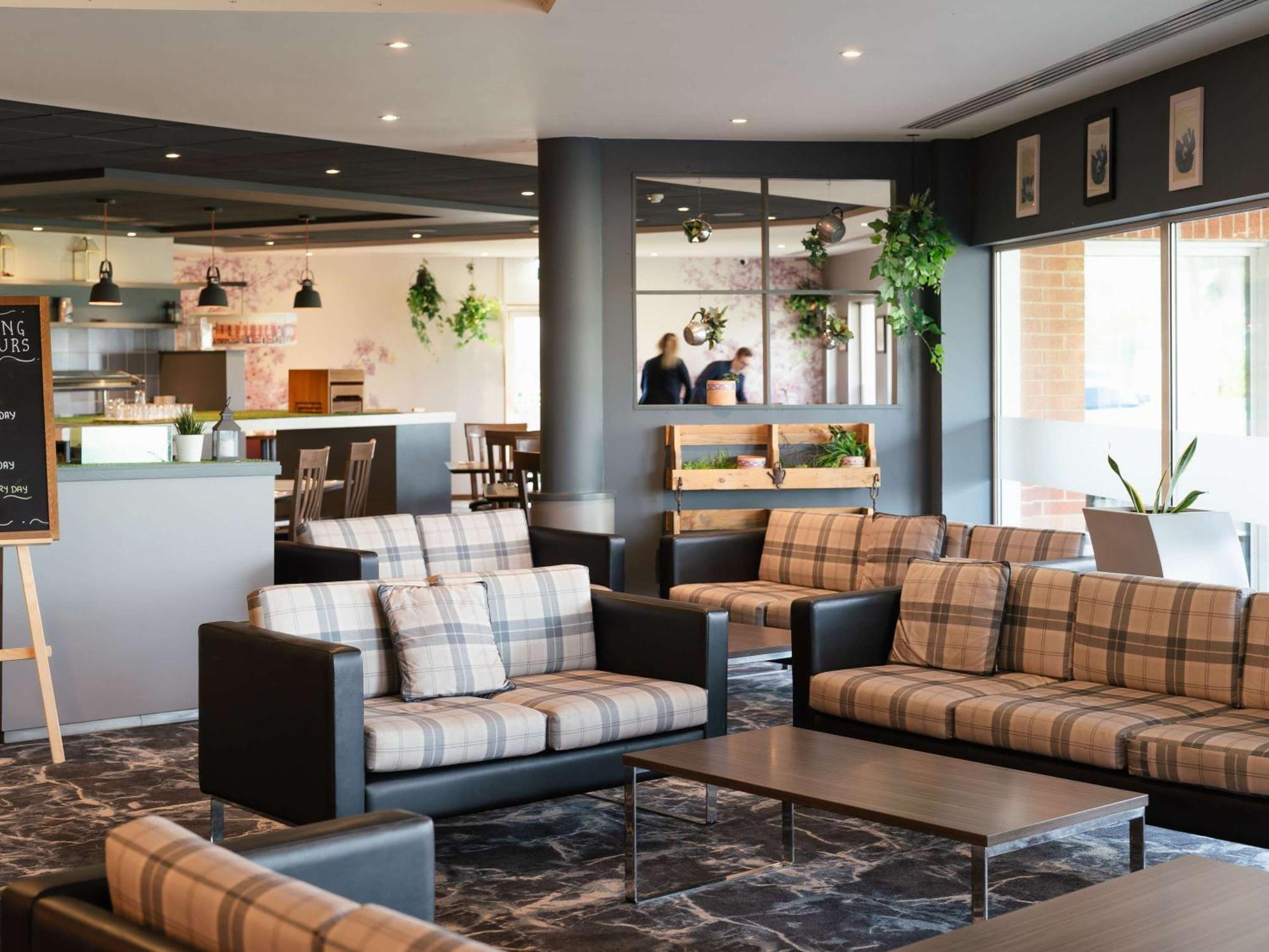 Novotel Милтон-Кейнс Экстерьер фото