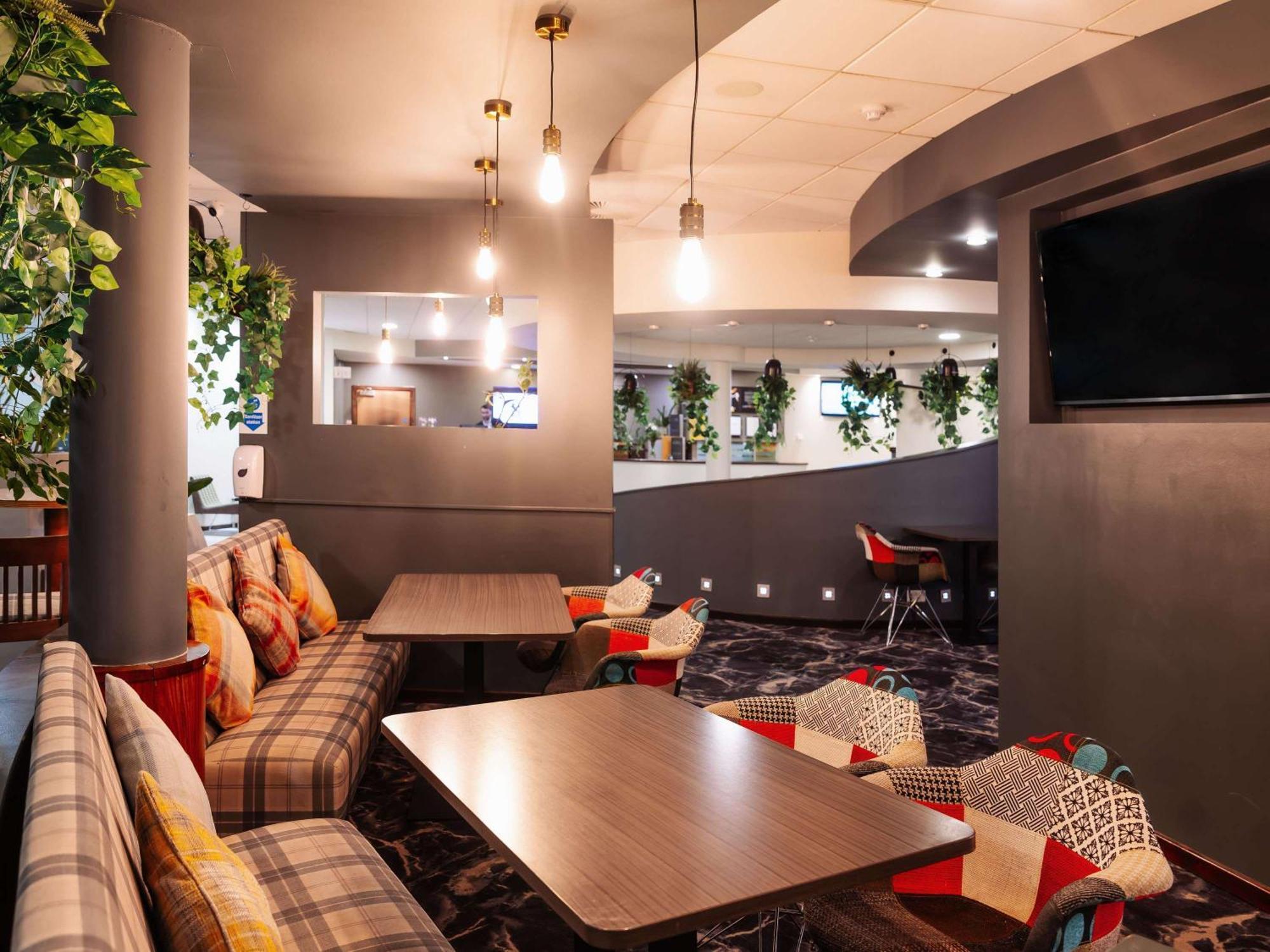 Novotel Милтон-Кейнс Экстерьер фото