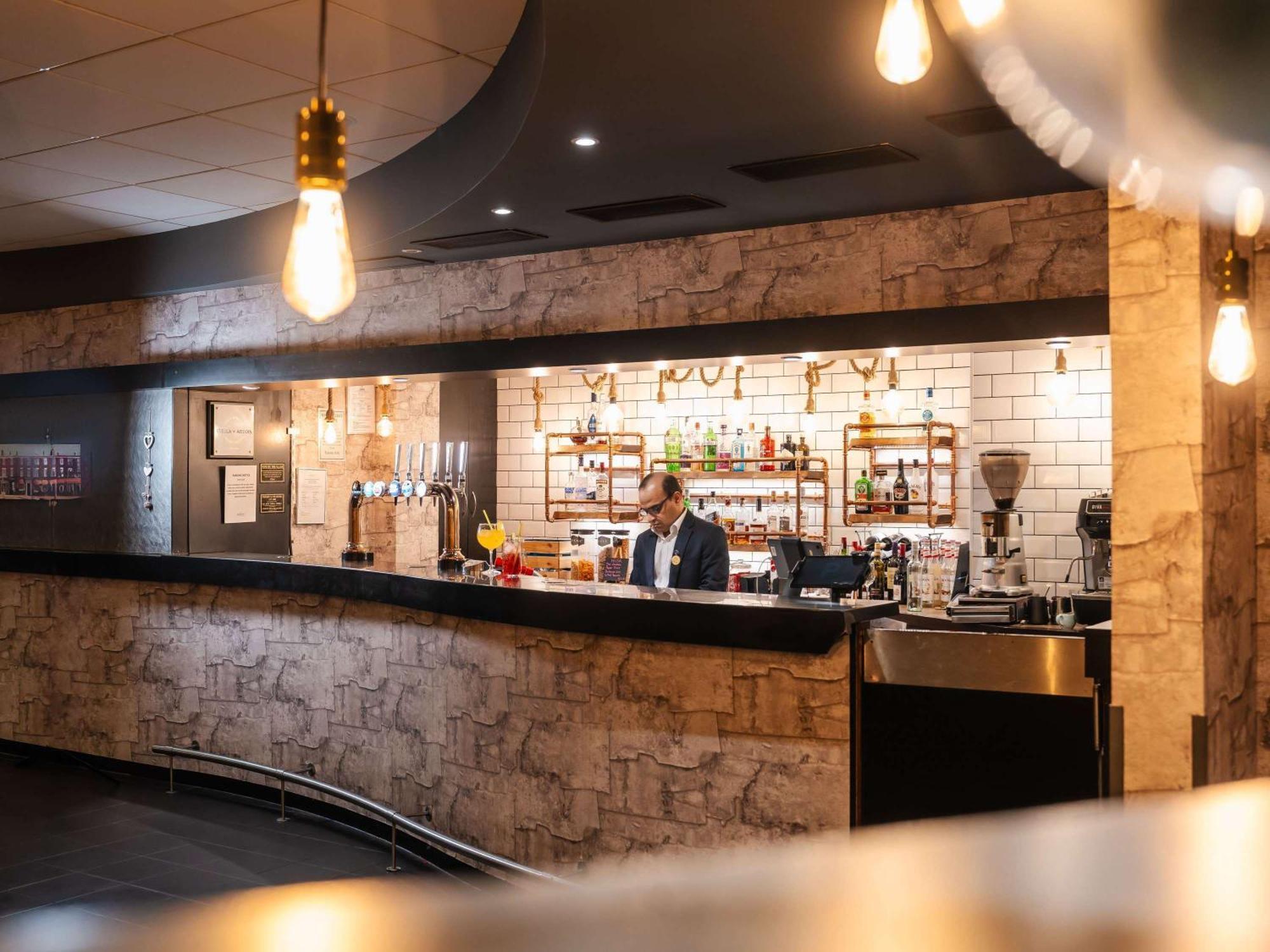 Novotel Милтон-Кейнс Экстерьер фото